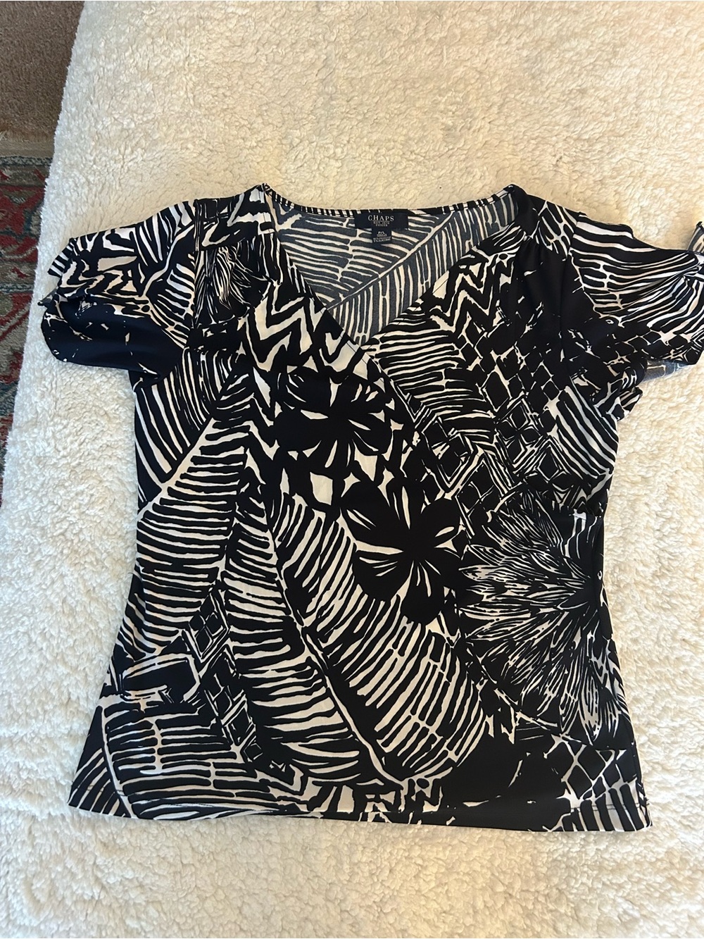 Chaps Blue & White Floral V-Neck Short Sleeve Top